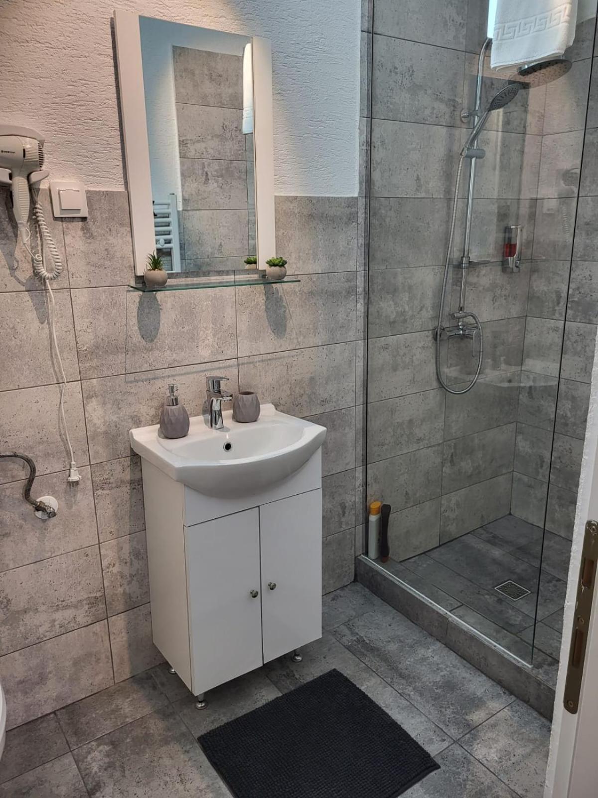 Mona Central Apartment Hunedoara Zewnętrze zdjęcie